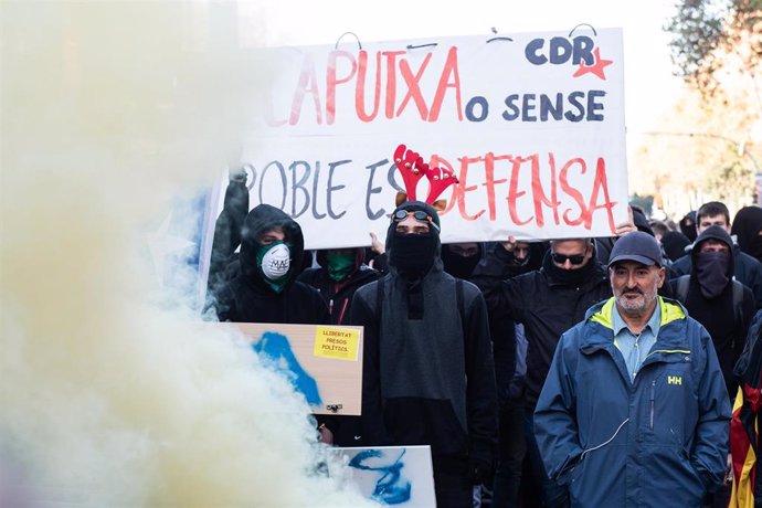 Actuación de los Mossos d'Esquadra durante las manifestaciones de Barcelona contra la celebración del Consejo de Ministros