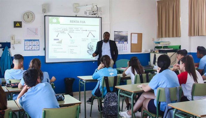 Málaga.- Unicaja.- Alumnos de Educación Secundaria aprenden las claves del mundo financiero a través de Edufinet