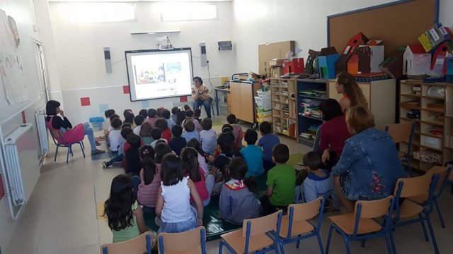 Jaén.- Escolares aprenden con profesionales del Hospital de Sierra de Segura a realizar una buena higiene de manos