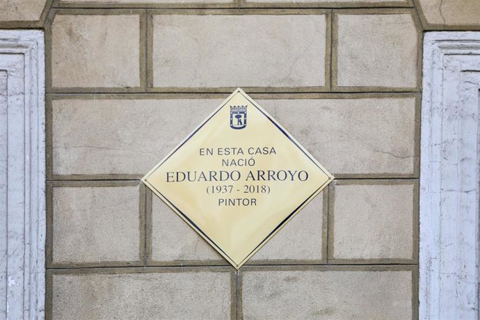 El Ayuntamiento de Madrid coloca una placa en homenaje al y pintor y escultor Eduardo Arroyo