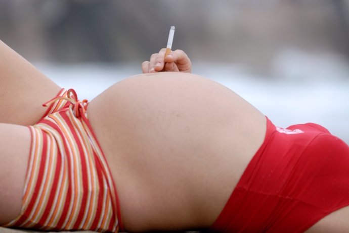 Mujer, embarazada, fumar, fumando
