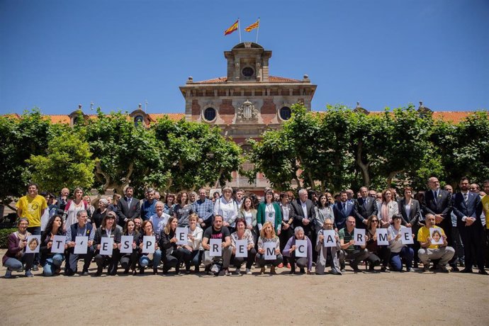 Trabajadores y diputados soberanistas del Parlament conmemoran el cumpleaños de Forcadell