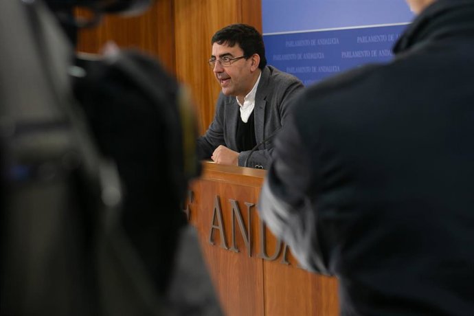 El portavoz del Grupo Socialista del Parlamento de Andalucía, Mario Jiménez, atiende a los medios de comunicación.