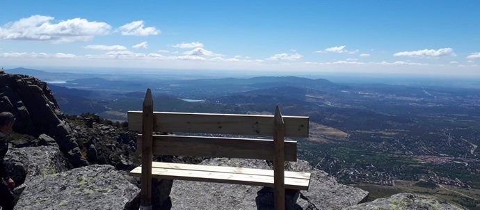 Los Molinos instala un banco en el Pico de la Peñota, que podría ser el situado a mayor altitud en España