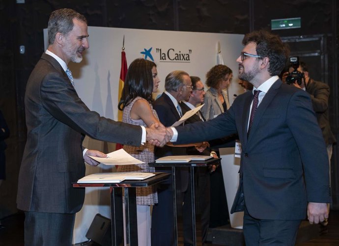 Els Reis lliuren la beca 'la Caixa' a un estudiant mallorquí para curses estudis de postgrau a l'estranger