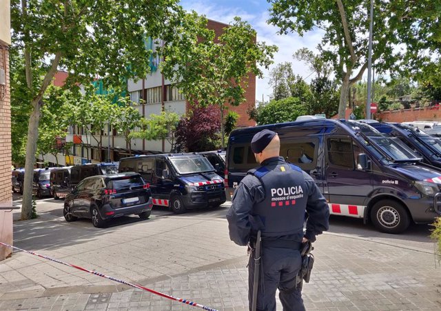 Sucesos.- 119 identificados en el desalojo del instituto abandonado donde se grabó 'Merlí'