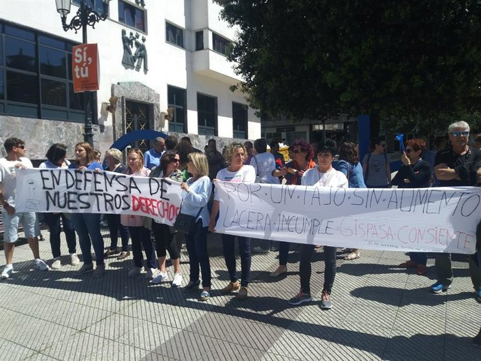 Trabajadores de limpieza del HUCA denuncian cargas de trabajo "inasumibles" que "merman la calidad del servicio"