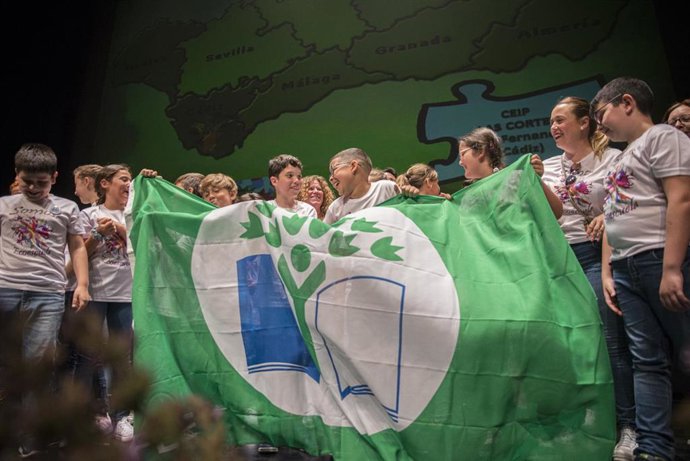 Granada.- Educación.- Colegio Clara Campoamor, Esquí-Escuela e instituto La Madraza reciben la Bandera Verde Ecoescuelas