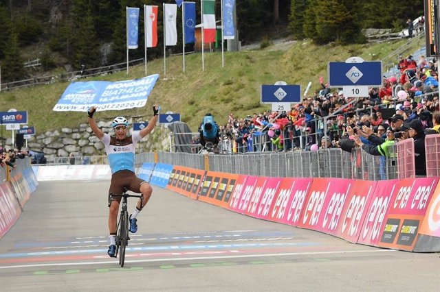 AV.- Ciclismo/Giro.- Peters gana la decimoséptima etapa del Giro, Carapaz refuerza el 'rosa' y Landa se acerca al podio