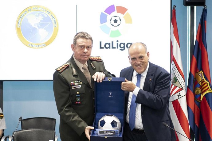 Los presidentes de LaLiga, Javier Tebas, y de la Comunidad de Policías de América (AMERIPOL), Gerardo José Otero.