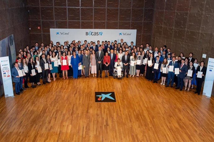 Zaragoza.- Dos estudiantes zaragozanos reciben una beca de 'la Caixa' para cursar estudios de posgrado en el extranjero