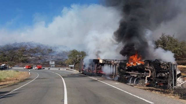 Siguen las tareas de extinción del fuego declarado en La Nava (Huelva) tras el accidente de un camión