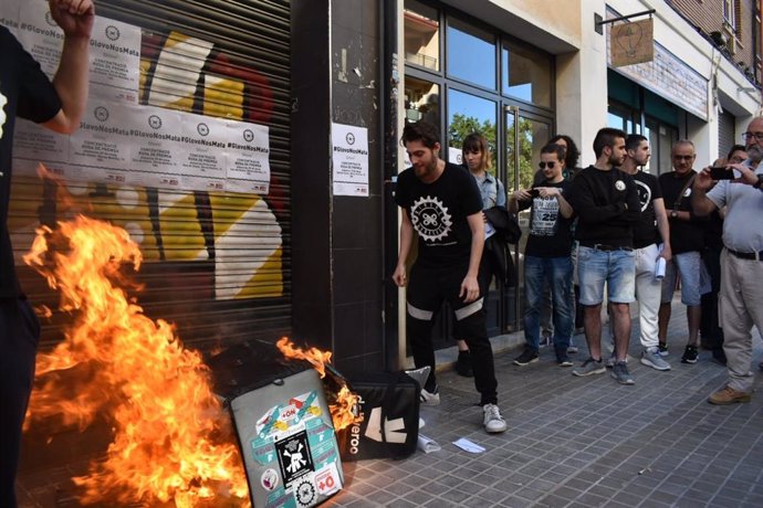 Valencia.- Los 'riders' protestan y queman mochilas por su compañero muerto en Barcelona: "Glovo es una mafia"