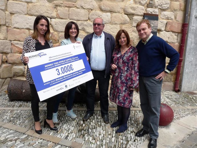 #Bermeotunaminbiziarenaurka Elkartasun Kanpainak 3.000 Euro Eman Dizkio Minbiziaren Aurkako Bizkaiko Elkarteari