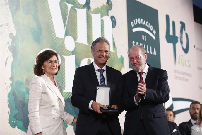 La vicepresidenta del Gobierno en funciones, Carmen Calvo, preside la entrega de condecoraciones que otorga la Diputación Provincial