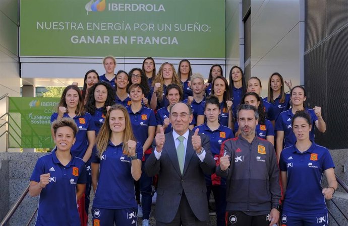 Ignacio Galán, presidente de Iberdrola, con la selección española de fútbol femenino.