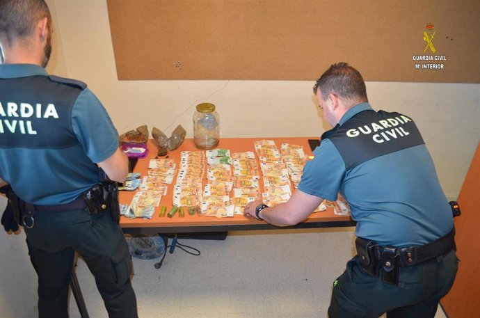 Sevilla.- Sucesos.- Detenidas tres personas en La Rinconada por vender hachís y cocaína desde una vivienda