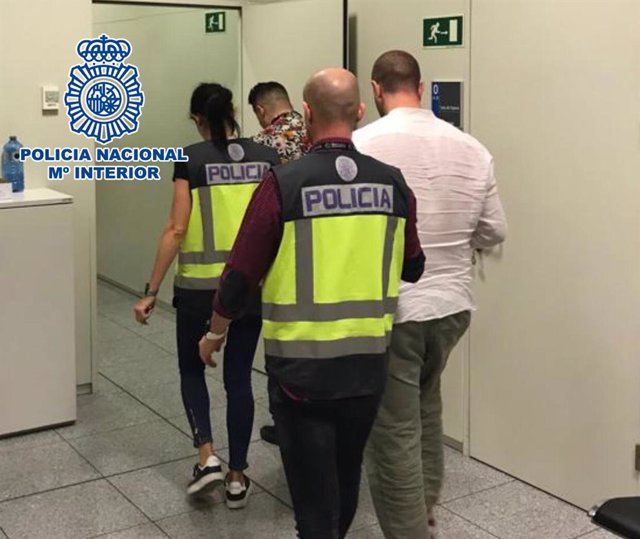 Nota De Prensa: " La Policía Nacional Detiene A Dos Personas Como Presuntas Autoras De Hurtos A Viajeros Del Aeropuerto Alicante Elche "