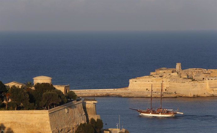 Europa.- Las fuerzas maltesas rescatan a 75 migrantes abandonados en un cerco de pesca