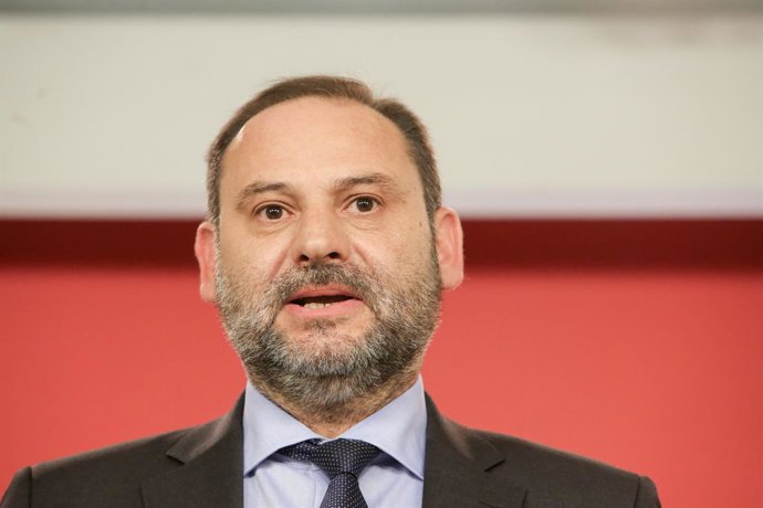 Ábalos (PSOE) se abre a incorporar en el Gobierno a "miembros de Podemos", pero 