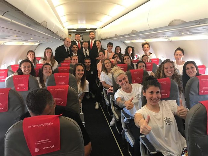 La selección española femenina de fútbol vuela con Iberia a París