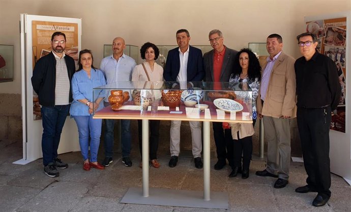 FOTO. FIRMA:EP. Responsables y profesores del IDES de Salamanca en la exposición 'Eslabones de tradición' en La Salina