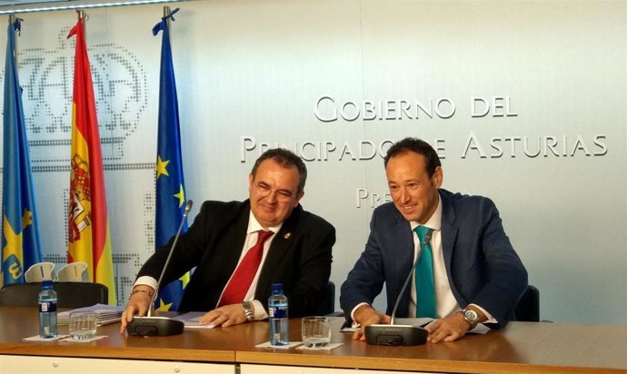 Los consejeros de Presidencia, Guillermo Martínez, e Industria, Isaac Pola,  en rueda de prensa