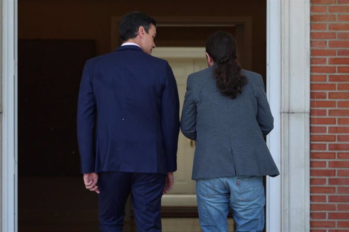 El presidente del Gobierno, Pedro Sánchez, recibe al secretario general de Podemos, Pablo Iglesias, en Moncloa