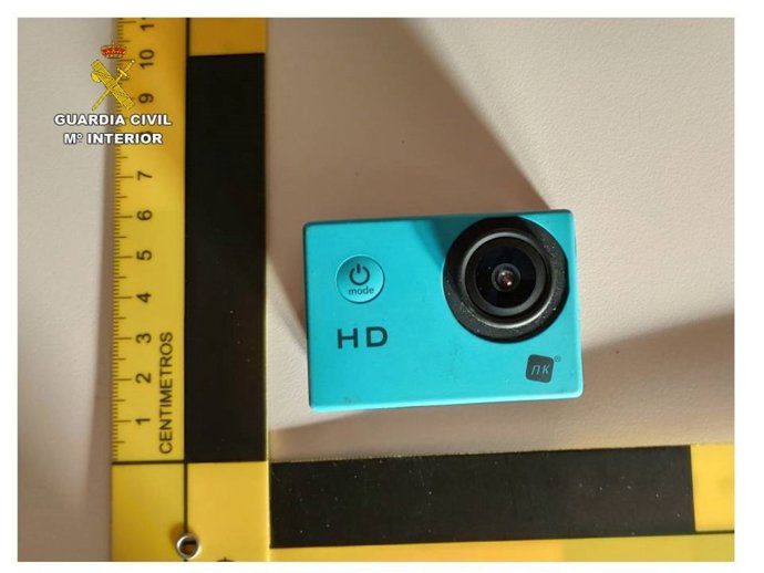 DETENIDO POR INSTALAR UNA CÁMARA DE VÍDEO EN UN ASEO PORTÁTIL Y CAPTAR A SUS COMPAÑERAS DE TRABAJO