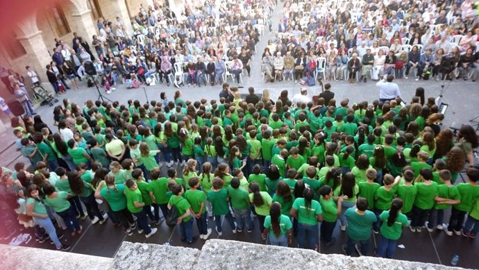 Más de 320 niños de varios colegios de Palma cantan en la obra 'Les veus de la natura'