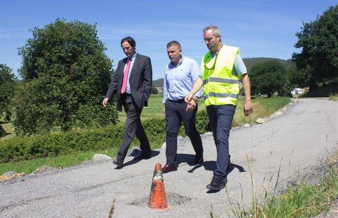 Argoños.- Obras Públicas realiza una senda peatonal en la carretera de 'El Gromo'