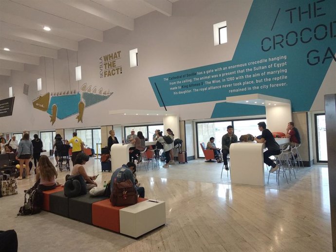 Sevilla.- El aeropuerto decora sus salas de embarque con leyendas de la ciudad