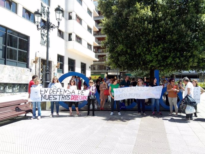Trabajadores del servicio de Limpieza del HUCA vuelven a protestar frente a la sede del Sespa