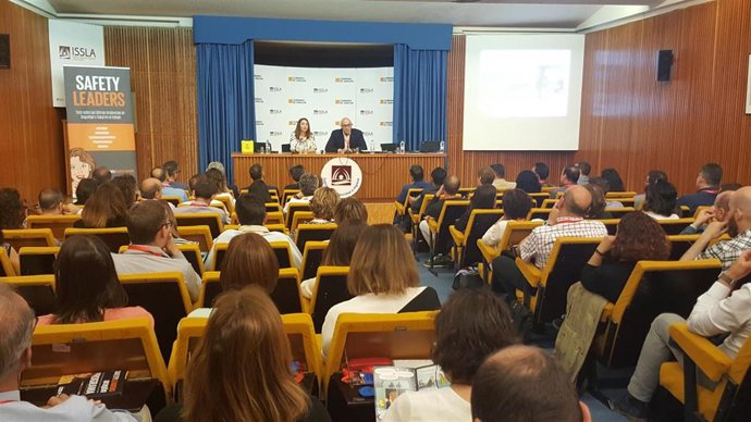 La directora general de Trabajo de Aragón aboga por relacionar felicidad con seguridad y salud laboral