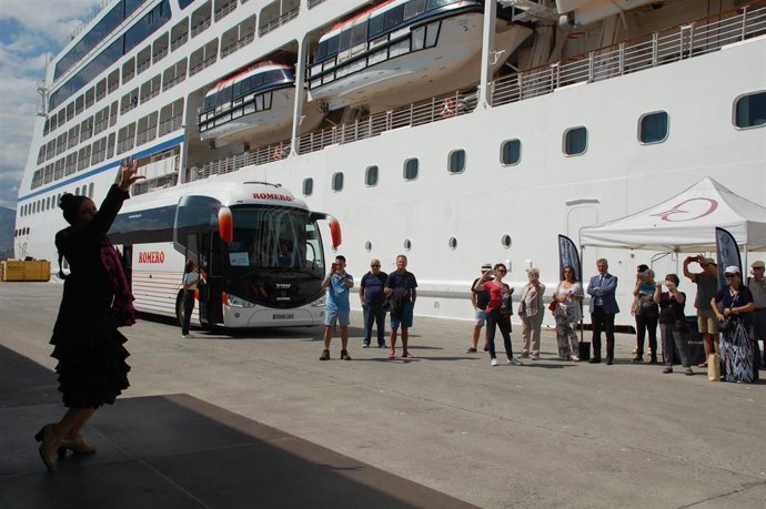 Atraca en Motril un crucero con cerca de 700 pasajeros a bordo