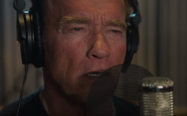 Arnold Schwarzenegger se pasa al rap en Pump it up