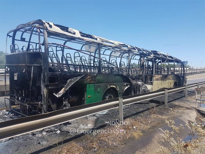 Sevilla.- Sucesos.- Incendiado un autobús sin pasajeros cuando circulaba por una vía de servicio de la A-4