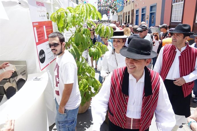 Cientos de personas celebran el Día de Canarias en Santa Cruz