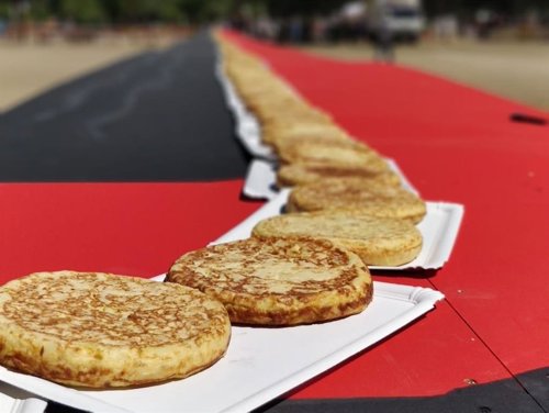 Baten en Getafe el récord Guinness de la línea de tortilla de patata más larga