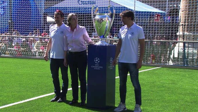 Paseo de la 'Orejona' por la Plaza Mayor de Madrid