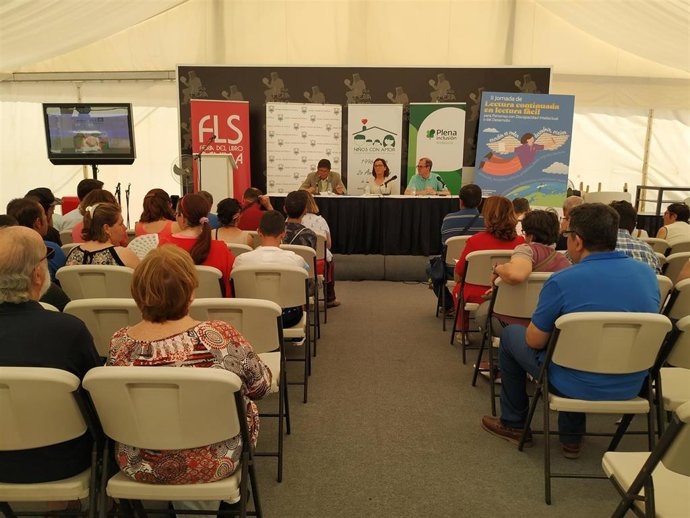 Sevilla.- Lorenzo Silva, Ignacio Peyró y Clara Obligado hablan este viernes sobre sus nuevas obras en la Feria del Libro