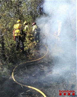 Sucesos.- Extinguido el incendio forestal de Pradell (Tarragona)