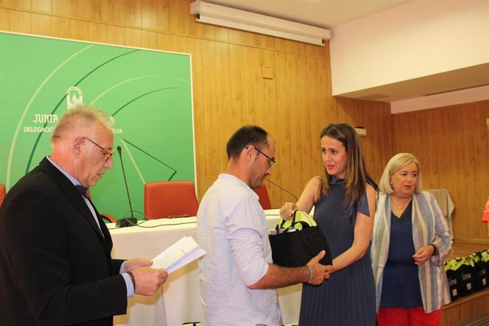 [Grupohuelva] 2 Fotos Junta (Entrega Desfibriladores Hermandades Rocío) 1 Envío