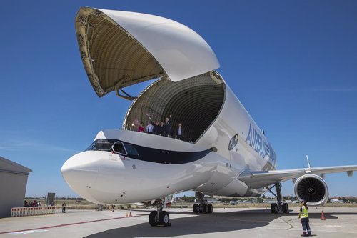 El BelugaXL aterriza por primera vez en la planta de Airbus en Getafe (Madrid)