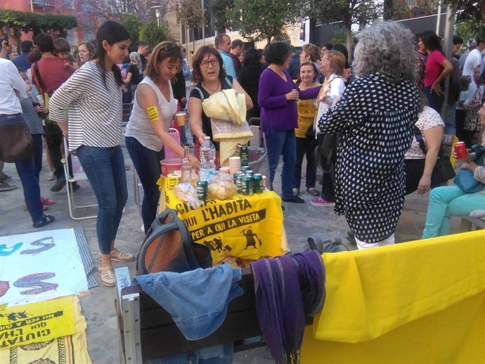 'Ciutat Per Qui L'habita' Critica La Fiesta Vecinal De Algunos Hoteles Del Centro E Irrumpe En Ella Con Carteles