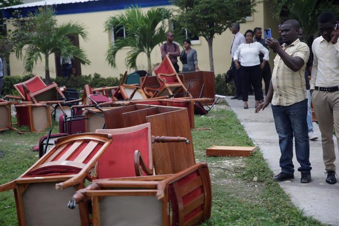 Haití.- Un grupo de senadores haitianos destroza la Cámara para bloquear la ratificación del Gobierno