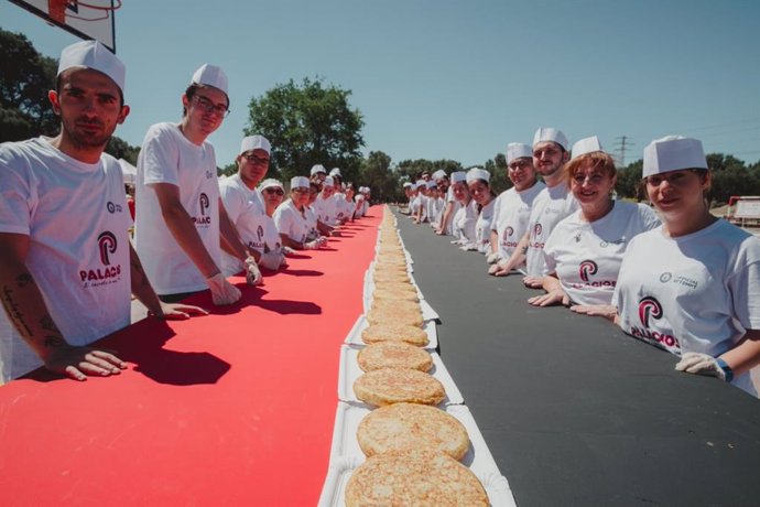 Palacios bate el Récord Guinness de la línea de tortilla de patatas más larga del mundo con 223 metros y 1.176 tortillas