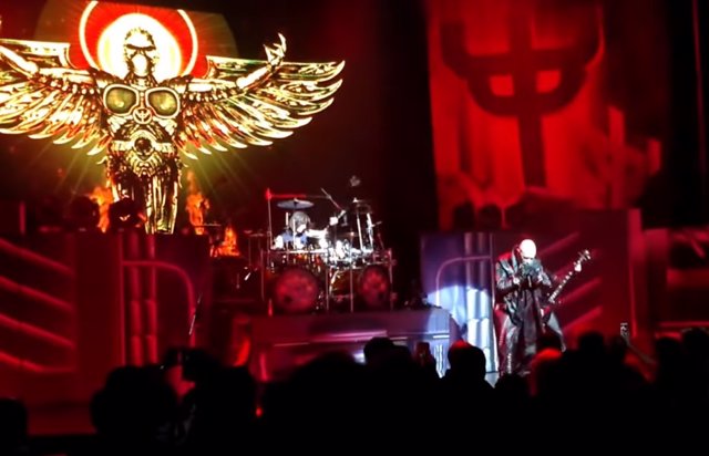 VÍDEO: Rob Halford patea el teléfono de un fan durante un concierto de Judas Priest