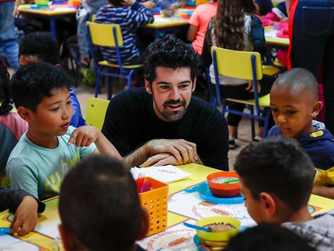 Miguel Ángel Muñoz desayuna con los niños del programa social de Kellogg