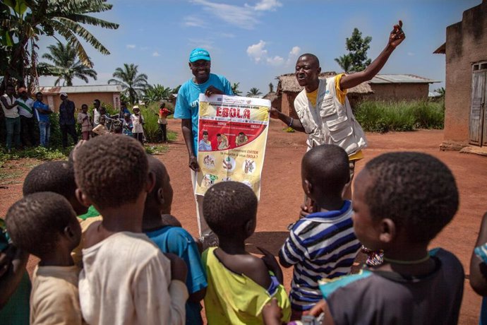 Trabajadores de UNICEF en una sesión informativa con niños sobre el ébola en RDC